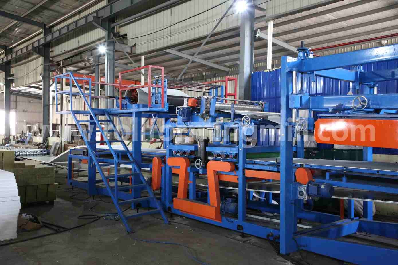 Laminador de painel sandu&iacute;che com m&aacute;quina formadora de placa inferior 2