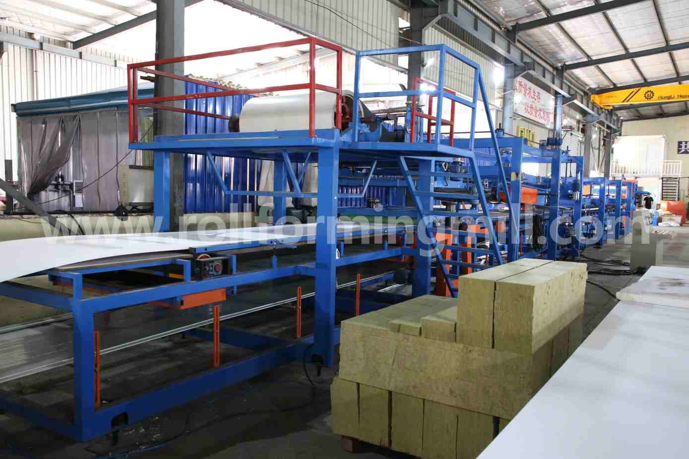 Laminador de painel sandu&iacute;che com m&aacute;quina formadora de placa inferior